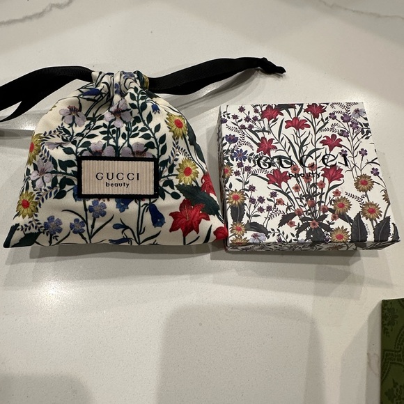 GUCCI FLORA BEAUTY BUNDLE TOTE, MIRROR, & SCRUNCHIES - Picture 6 of 6